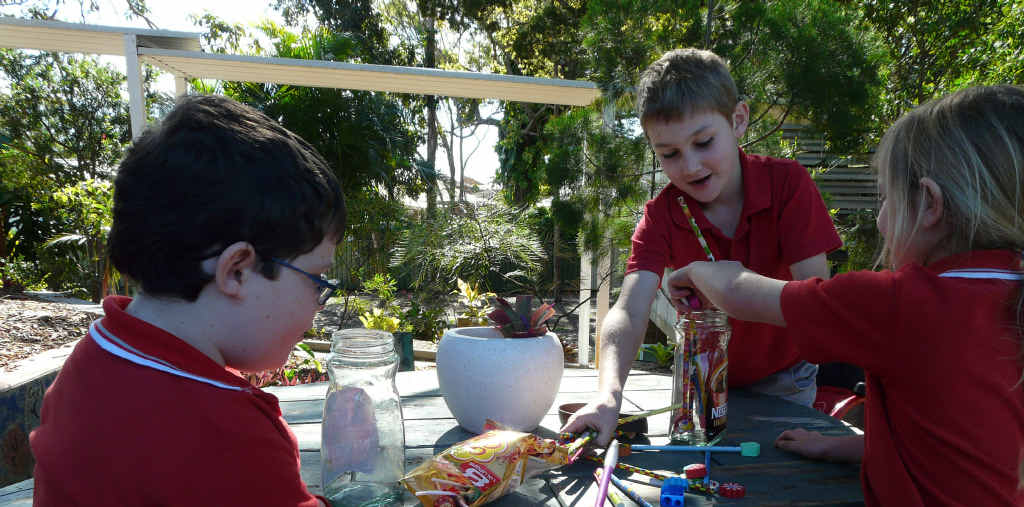ON THE JOB: Iluka Public School students busily prepare for this weekend’s fete. ON THE JOB: Iluka Public School students busily prepare for this weekend’s fete.